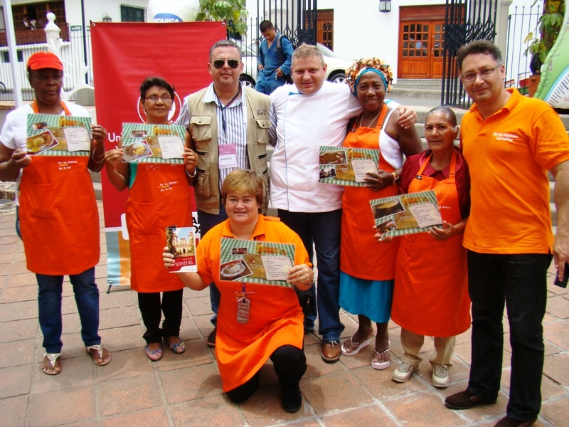 Las mujeres víctimas del conflicto armado Mary Moyano de La Palma, Cundinamarca; Genoveva Gale Valceiro, de Necoclí, Antioquia; Dalgys Judith Cárdenas Navarro, de El Salado, Bolívar; Irma Apolonia Galarza, de El Placer, Putumayo y Elsy Ferrín, de Tumaco, Nariño. Posaron con el chef suizo Simón Bühler, con Gabriel Bustamante y Manuel Fernando Pereira.