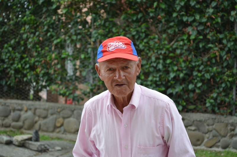 Para este hombre jovial, que a sus 74 años sigue empujando su blanco carrito de paletas, esta golosina significa no solo su subsistencia, sino una forma de vida desde hace 48 años.