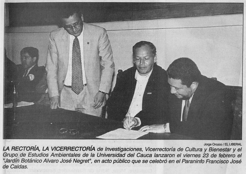 El 23 de febrero de 2001 se firmó el convenio para ejecutar el proyecto Jardín Botánico, aparecen en la gráfica el entonces rector de Unicauca, Danilo Vivas; Libardo Romero, quien era el director de la CRC y Apolinar Figueroa, director del Jardín. Foto de archivo del desaparecido diario El Liberal.