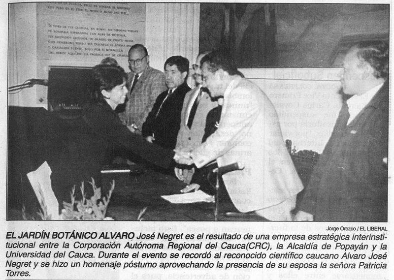 El 23 de febrero de 2001 se firmó el convenio para ejecutar el proyecto Jardín Botánico, aparecen en la gráfica el entonces rector de Unicauca, Danilo Vivas; Libardo Romero, quien era el director de la CRC y Apolinar Figueroa, director del Jardín. Foto de archivo del desaparecido diario El Liberal.