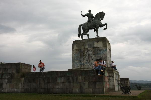 Escultura ecuestre del fundador de Popayán, adelantado Sebastián de Belalcázar, ubicada en el cerro de Tulcán.