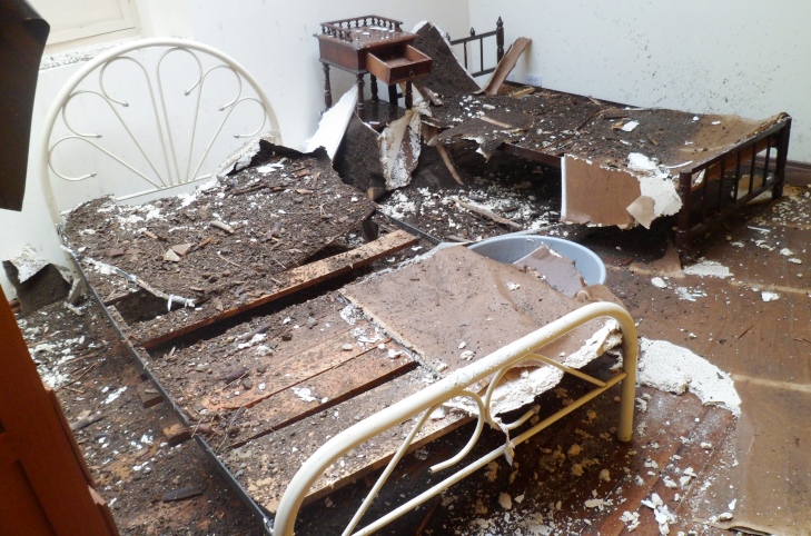 Varias habitaciones del Hogar fueron afectadas, lo que obligó a trasladar a los ancianitos a otro sector de la casa.