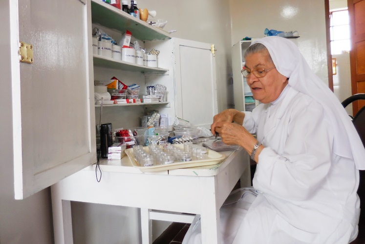 El 65% es absolutamente dependiente en su cotidianidad, por lo que tienen cuidadoras y auxiliares de enfermería para la medicación especial, el uso terapéutico del oxígeno, curaciones, posoperatorios, etc.