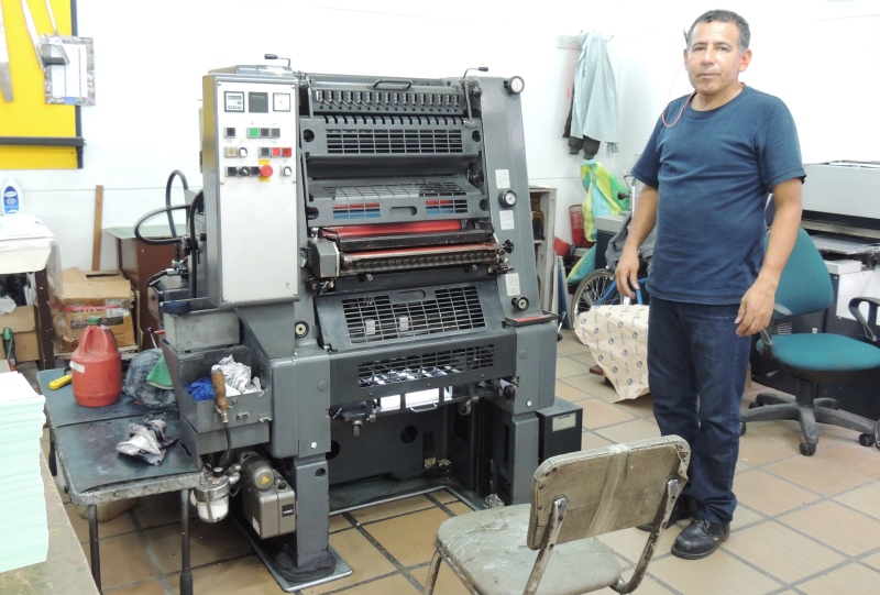 Reinaldo menciona sus máquinas con gran orgullo, así como un coleccionista de carros cuenta los detalles de sus lujosas máquinas, el habla de su Minerva tipográfica Heinderberg, la Speed Master de 5 colores 2010, la GTO 52, la Litográfica de dos torres de medio pliego y la plegadora del 2011.