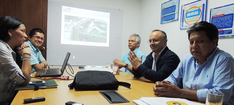 Directivos de Movilidad Futura en entrevista con el periódico La Campana. En la gráfica, de izquierda a derecha Mónica Risueño, de apoyo a la Gestión Social; Oscar Caicedo, Apoyo a la Supervisión; Felipe Acosta, Coordinador de infraestructura; Álvaro Casas, Proceso Jurídico y Jorge Palechor, gerente de la empresa. Foto: Periódico La Campana.