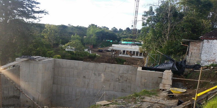 La empresa Movilidad Futura S.A.S, dice que las vigas del nuevo puente sobre el río Cauca quedarán a un metro de distancia del inmueble de Mi Vaquita. Foto: Cortesía Movilidad Futura.