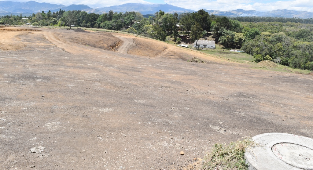 En este lote, de tres hectáreas, se construye Campo Aragón. Tiene una pendiente suave con acogedora vista de los alrededores, paraje desde el cual se divisan la cordillera central y los bosques aledaños.