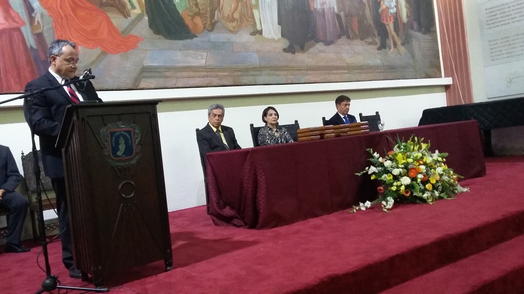 El rector de la Universidad del Cauca, Juan Diego Castrillón Orrego, en momentos en que se dirigía a los docentes homenajeados.