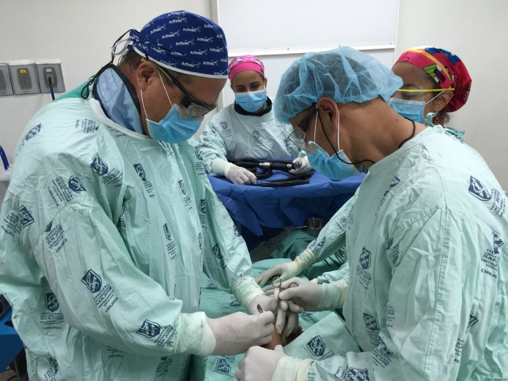 Los médicos traumatólogos Román López y Juan Manuel Concha, intervienen a un paciente en el Hospital Universitario San José.