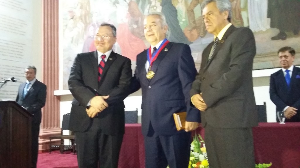 El médico internista y profesor de la facultad de Ciencias de la Salud, Alonso Arturo Ruiz Perea, recibió la distinción.