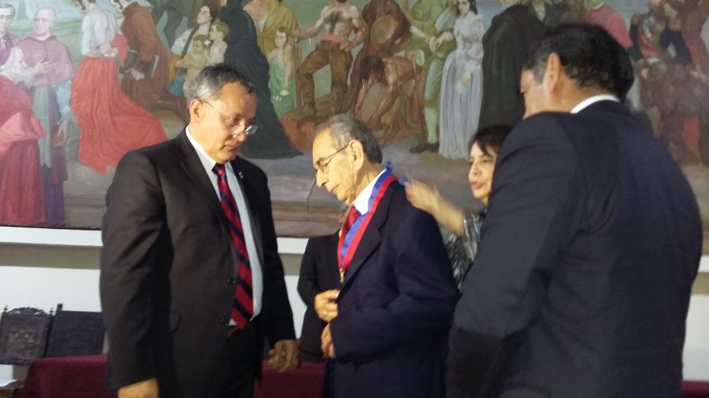 El abogado Víctor Manuel Acosta, profesor por muchos años de la facultad de Derecho y Ciencias Políticas, recibió el reconocimiento.