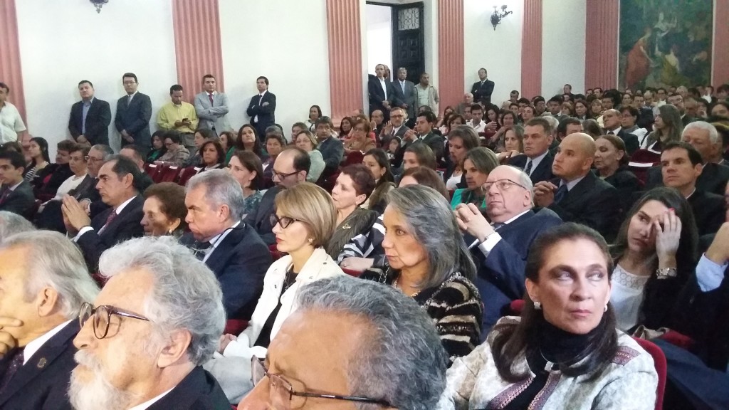 Público asistente al acto de condecoración de los docentes destacados, en la categoría de ‘Profesor Eminente’, quienes recibieron la Medalla Universidad del Cauca.