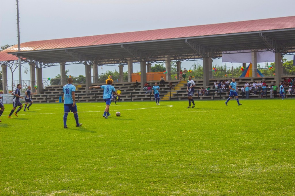 Con un partido de fútbol se inauguró la cancha en La Ceiba.