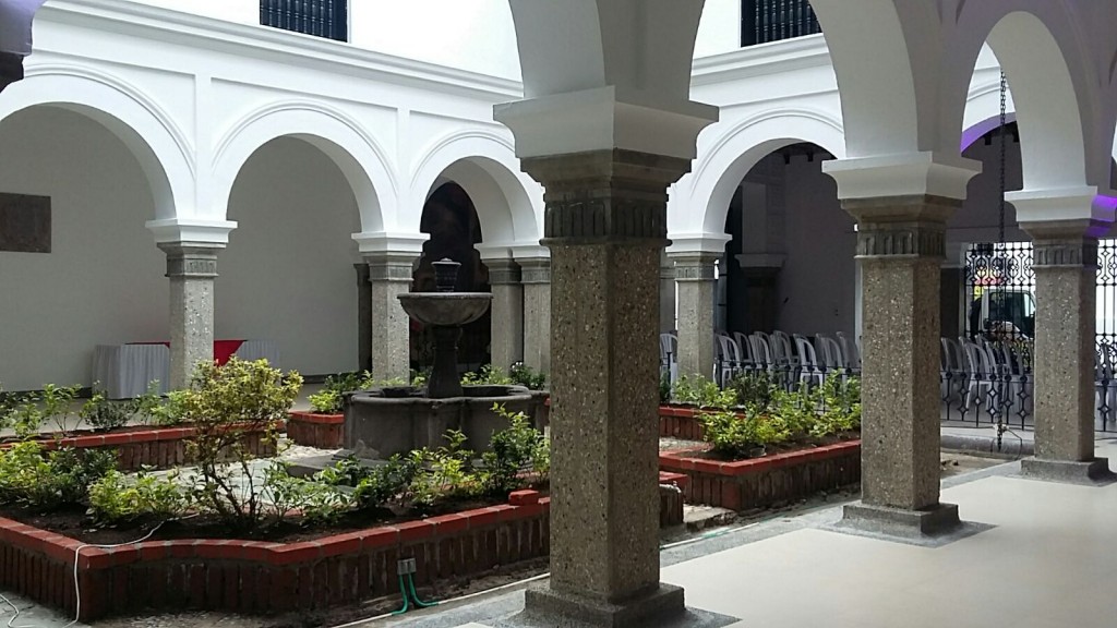 Se conservó la  arquitectura colonial. Este patio se encuentra a la entrada de la edificación.