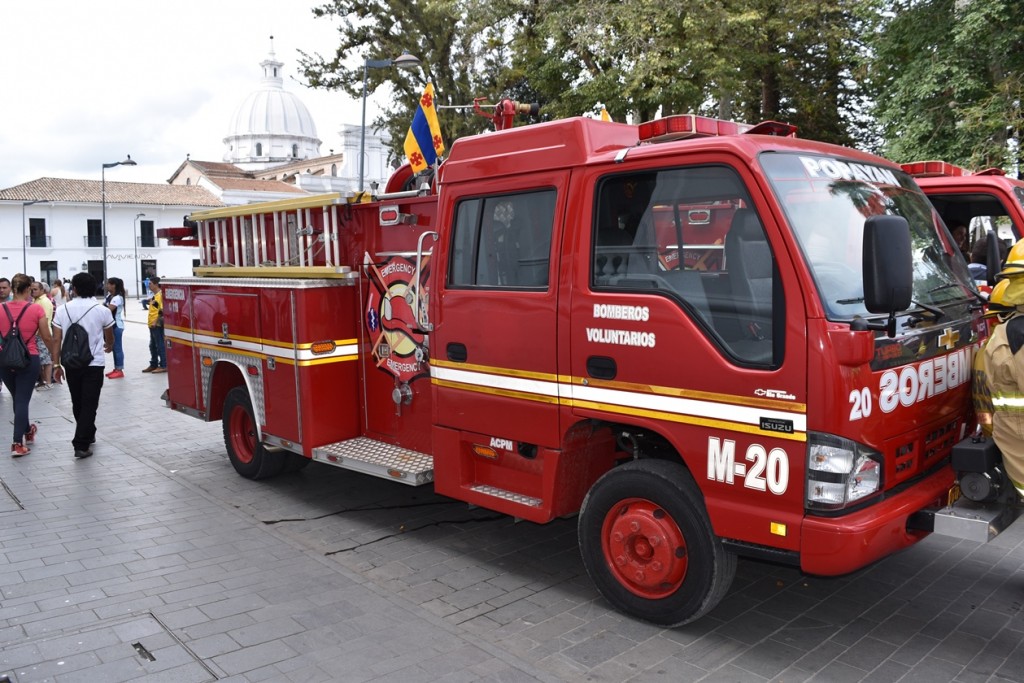 Los vehículos están equipados con modernas herramientas para ejecutar operaciones contra incendios. En la foto el capitán Juan Carlos Gañán y el equipo Bomberil.