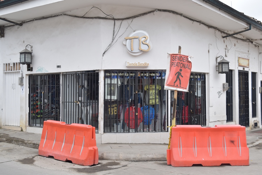 Son innumerables los atropellos contra el patrimonio arquitectónico del sector histórico de Popayán. Las paredes blancas de calicanto fueron reemplazadas por vidrieras.