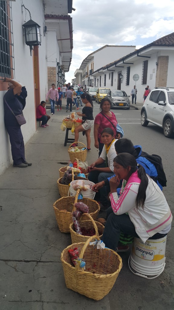Los andenes del centro de Popayán se llenaron de costales y canastos, con toda clase de productos del campo.