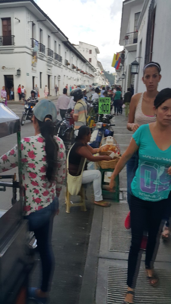 La calle 4 se está llenando de vendedores ambulantes.