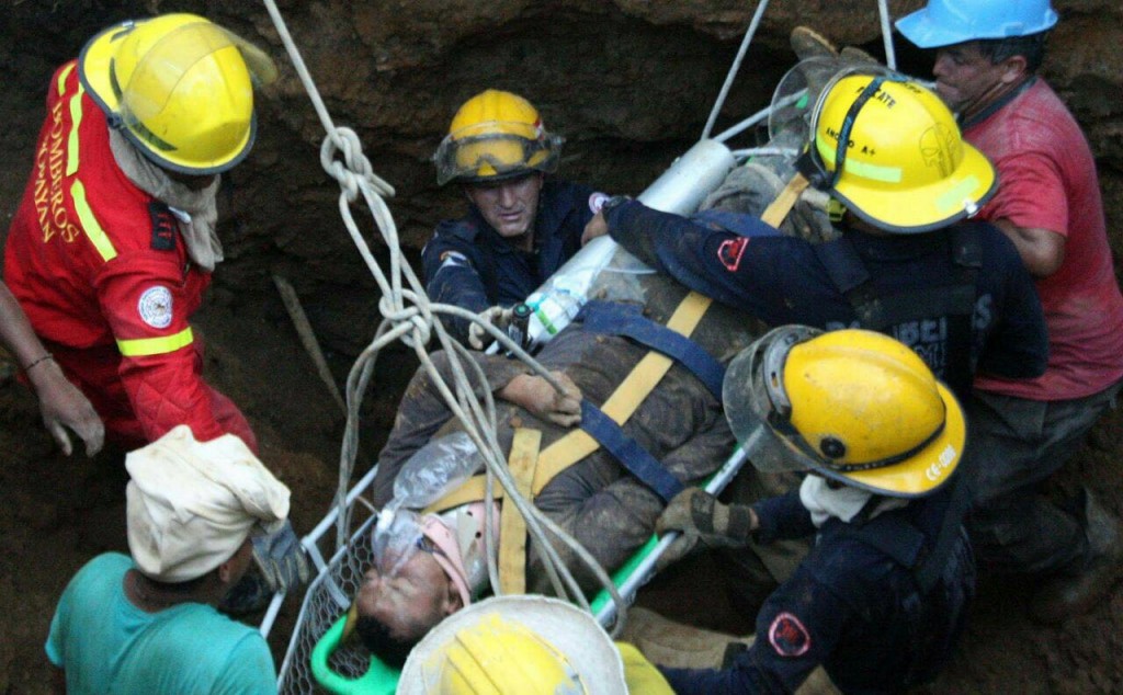 Momento en que Yeison Andrés Díaz Ordóñez, obrero de 22 años, es rescatado por bomberos de Popayán. 