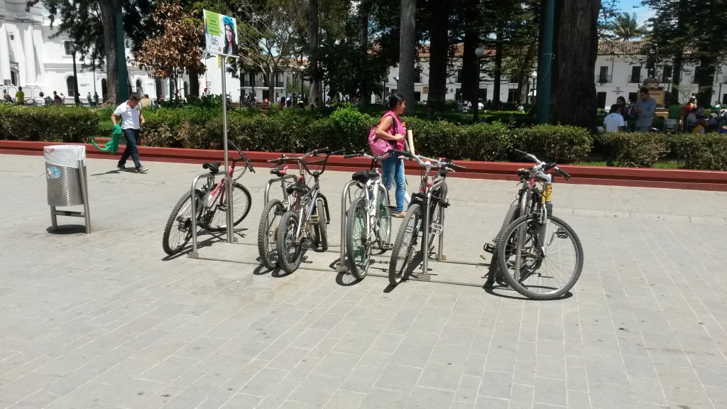 Biciestaciones se han ubicado en el parque de Caldas, para incentivar el uso de este velocípedo. 