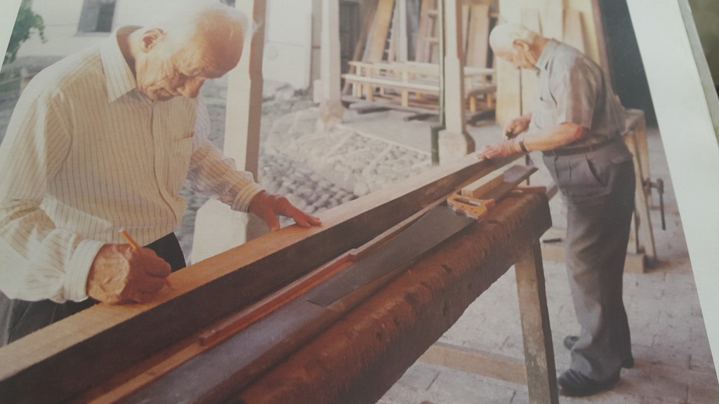 Los hermanos Durán, Luis Carlos y César, maestros ebanistas y talladores, hijos y nietos de famosos artistas, construyeron muchas de las andas de los pasos de las procesiones de Popayán.   