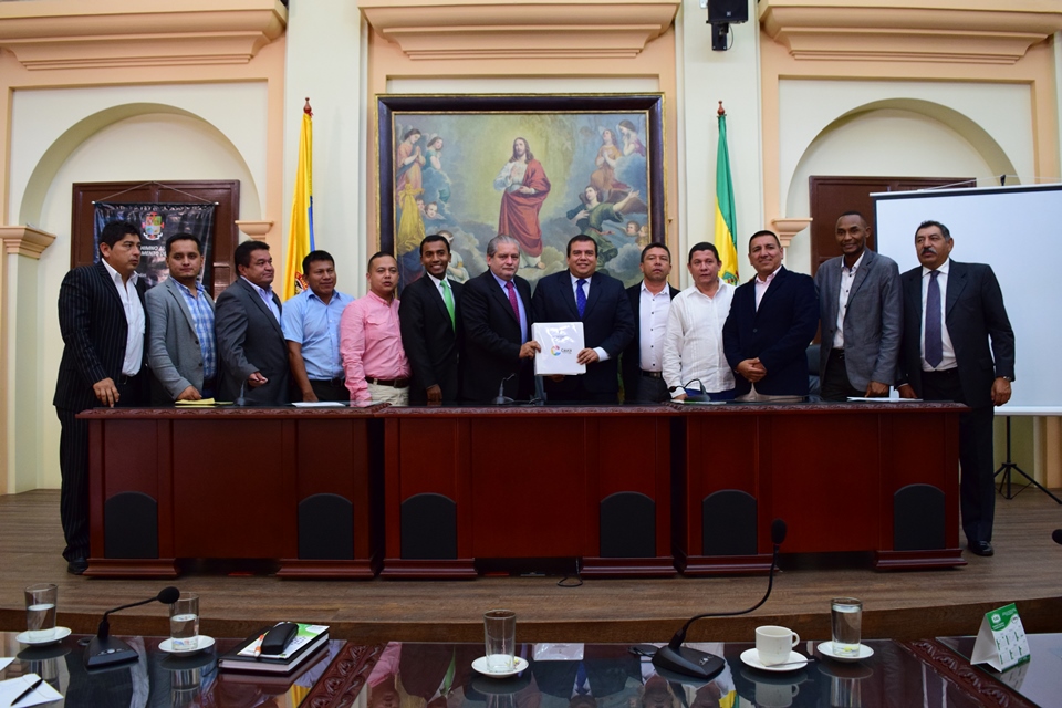 Diputados de la Asamblea del Cauca, con el gobernador del Departamento, Óscar Rodrigo Campo y funcionarios de la administración, luego de ser aprobado el Plan de Desarrollo.