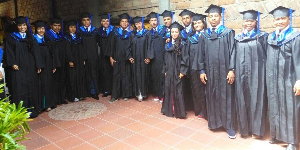 La Corporación Universitaria Comfacauca, graduó a 18 nuevos tecnólogos, en su sede de Miranda, norte del Cauca.