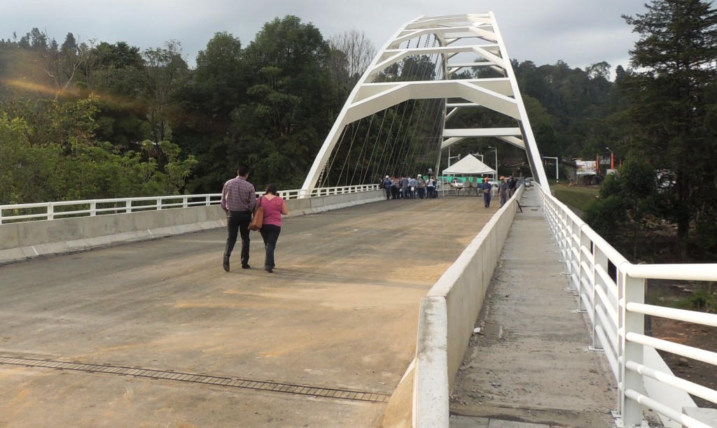 Nuevo puente sobre el río Cauca, que forma parte del SETPP de Popayán.