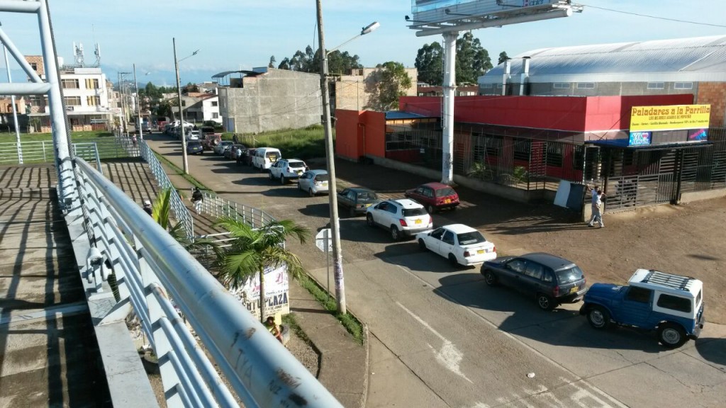 Interminable cola en estación de servicio que aún tenía algo de gasolina. 