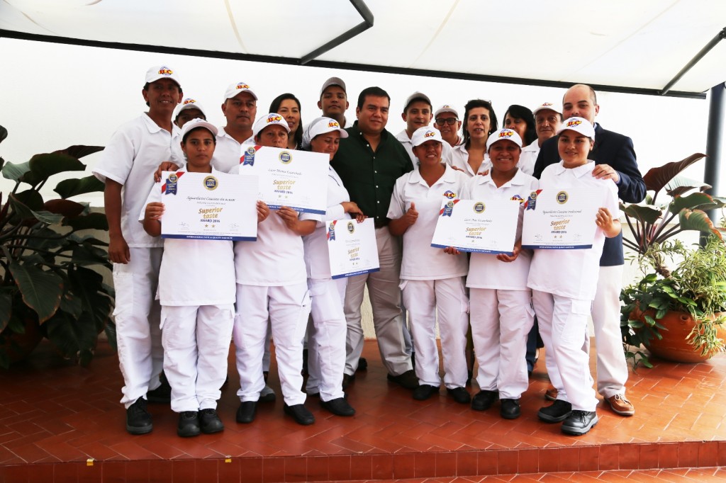 En la gráfica el Gobernador del Cauca, Óscar Campo y el gerente de la Licorera, Juan Pablo Matta Casas, con el equipo de producción de la factoría.