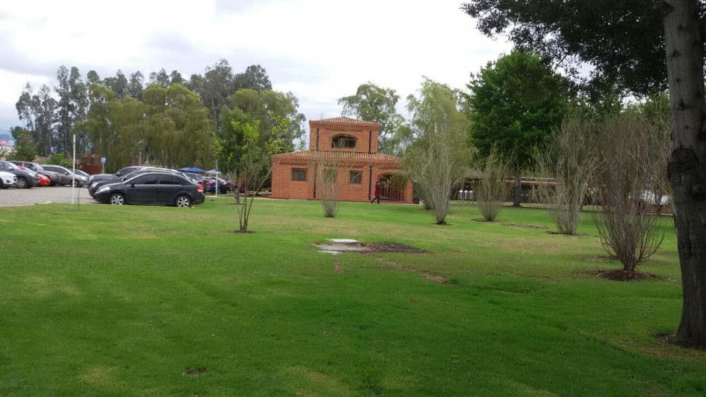 La Ptar de Unisabana, que funciona de manera eficiente, está ubicada cerca de las aulas de clase, del auditorio, restaurantes, canchas deportivas, parqueadero y de la Clínica de Teletón.