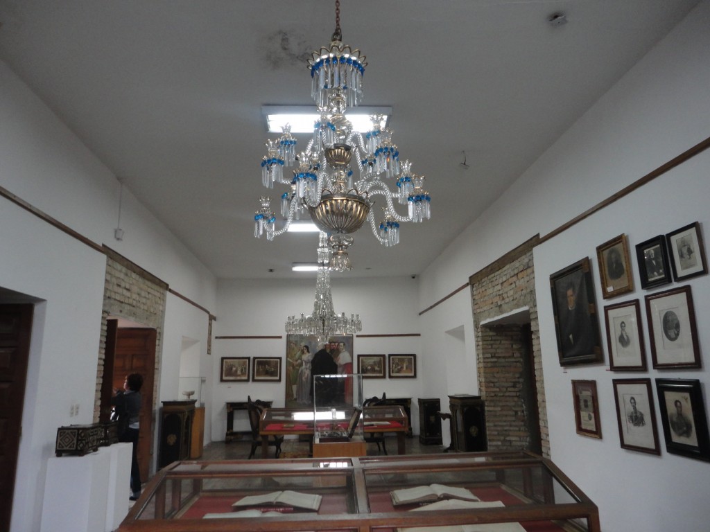 Museo Casa Mosquera, a cargo de la Universidad del Cauca, guarda documentos históricos y objetos personales del general y cinco veces presidente de Colombia, Tomás Cipriano de Mosquera.  