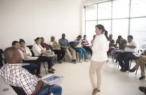 La presidenta ejecutiva de la Cámara de Comercio del Cauca, Oriana Mendoza, en reunión con comerciantes y empresarios de Guapi.