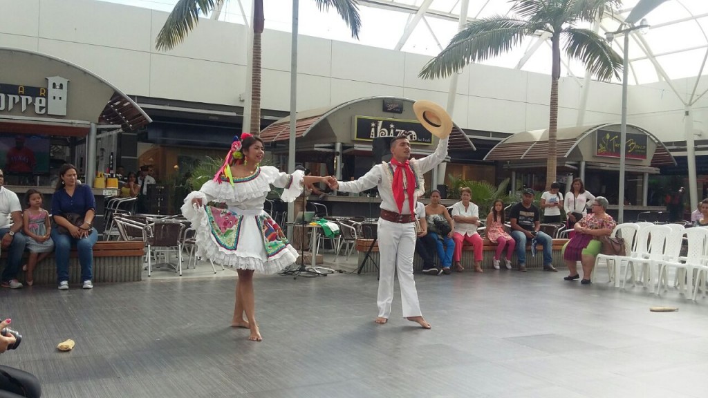 El Departamento del Huila llegó a Popayán con anticipación a promover su gastronomía y folclor. Con Achiras y Sanjuanero deleitó en el centro comercial Campanario.  