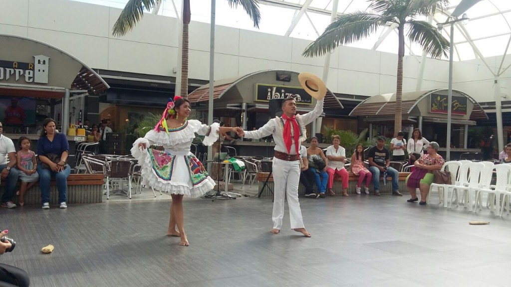 El Departamento del Huila llegó a Popayán con anticipación a promover su gastronomía y folclor. Con Achiras y Sanjuanero deleitó en el centro comercial Campanario.