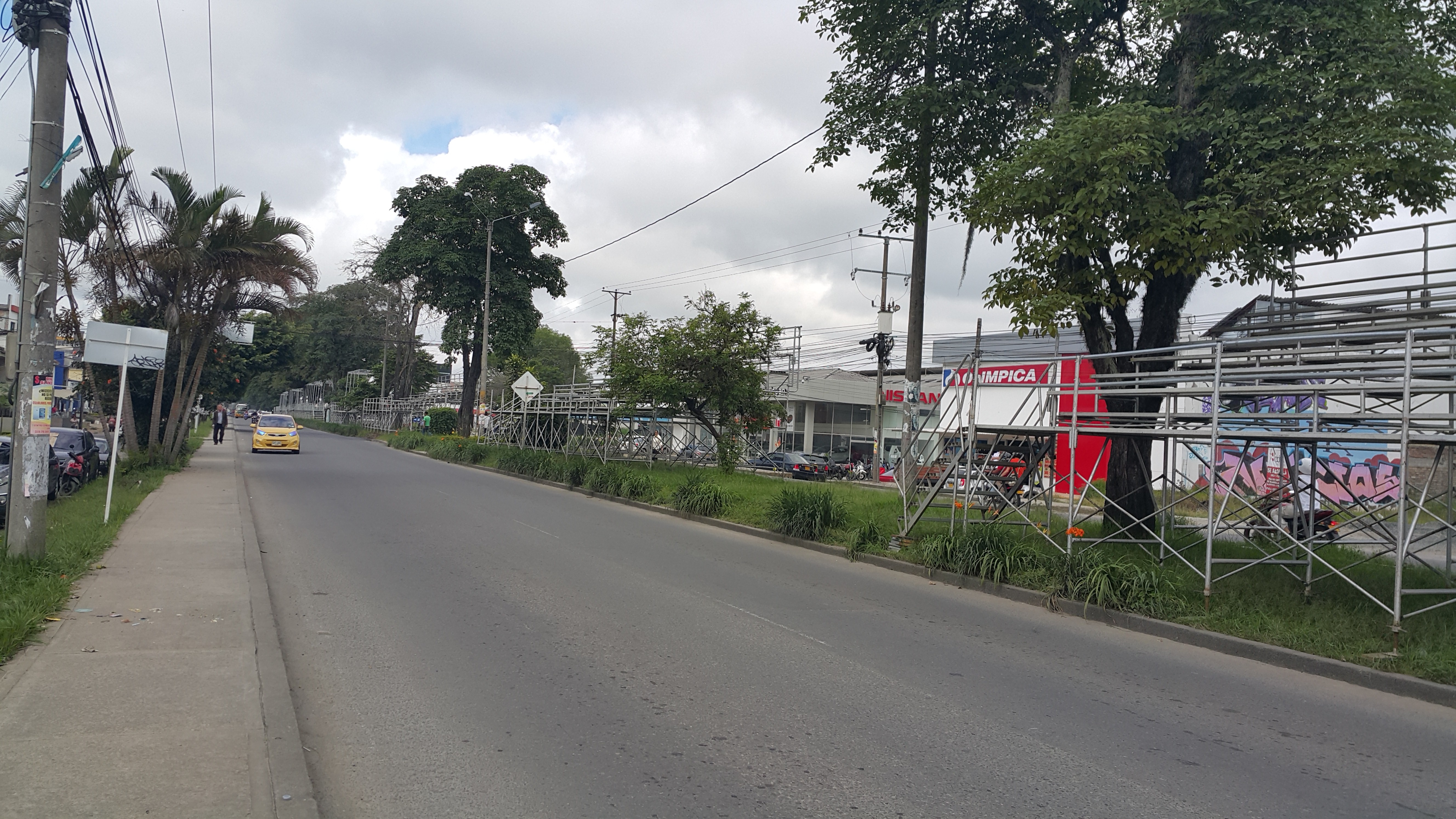Sobre el separador de la avenida Panamericana, se instalaron graderías con capacidad para tres mil personas.