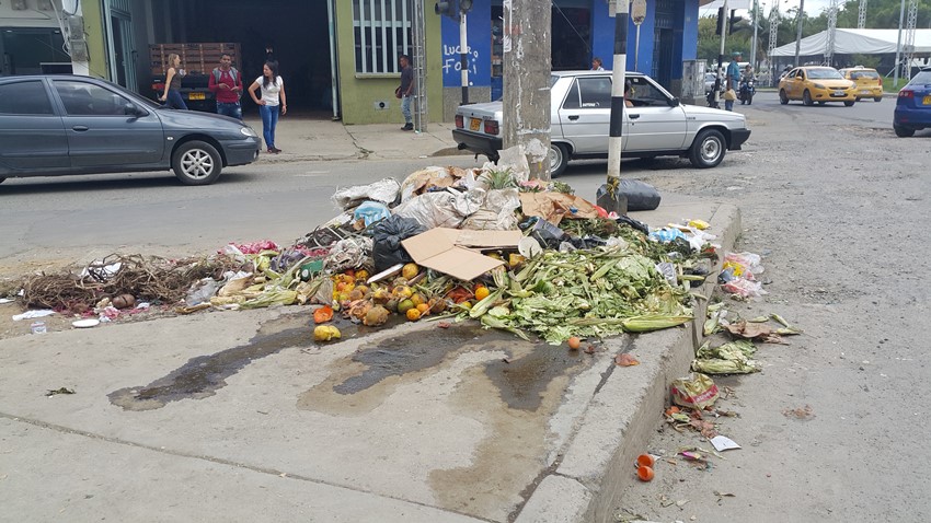 Los productos que se deterioran en la galería, son arrojados a la vía pública. El nuevo Código de Policía sancionará arrojar basura a la calle.