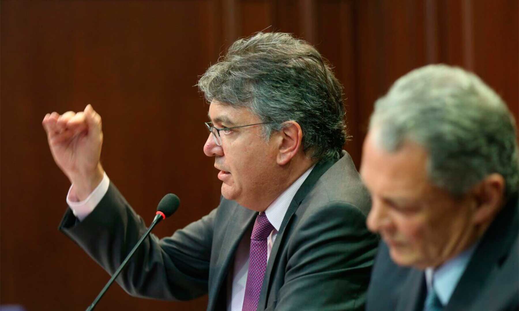 Según el ministro de Hacienda, Mauricio Cárdenas, la decisión de la Junta Directiva del Banco de la República impulsa la economía y la competitividad colombiana.