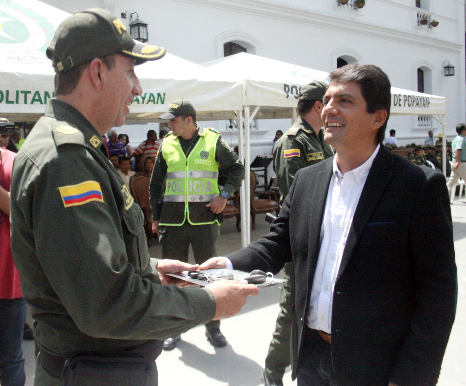 Alcalde de Popayán, en ceremonia de entrega a la Policía de vehículos, motocicletas y elementos para la seguridad de la ciudad.