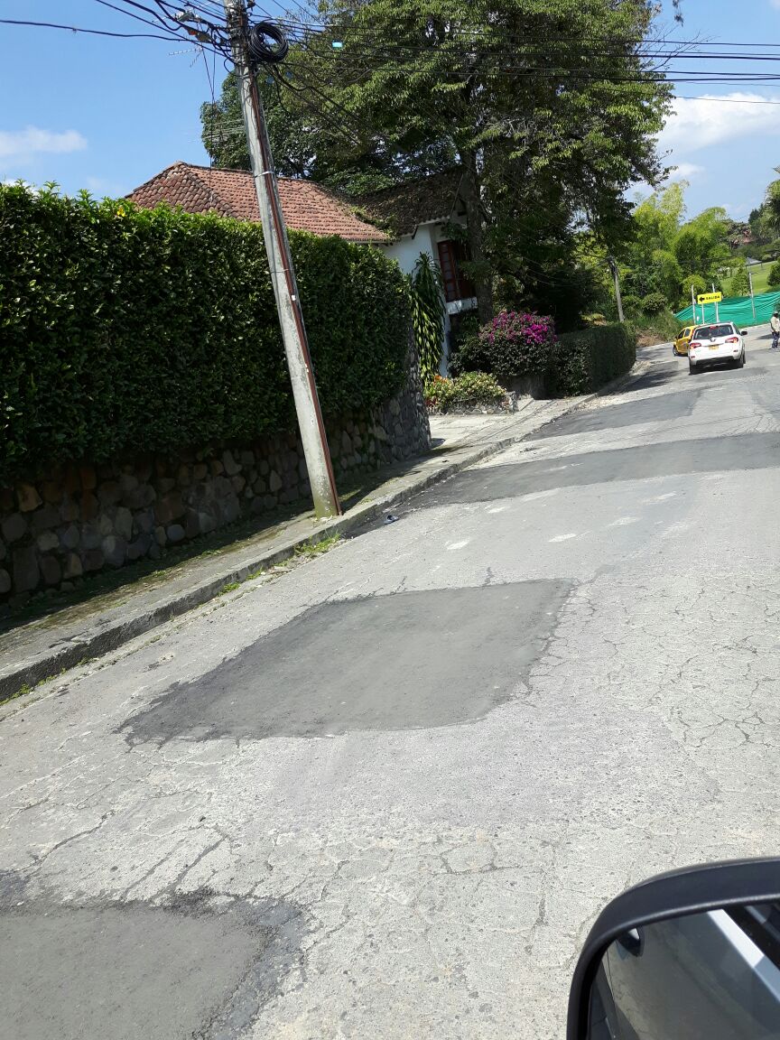 Después de muchos años de deterioro, por fin taparon huecos en la carrera 11 con calle 18N, por la que ahora hay que transitar obligatoriamente al salir del parqueadero del CC. Campanario. Nótese en la foto que alrededor del reparcheo, el pavimento está agrietado, en el que pronto se harán otros hoyos.