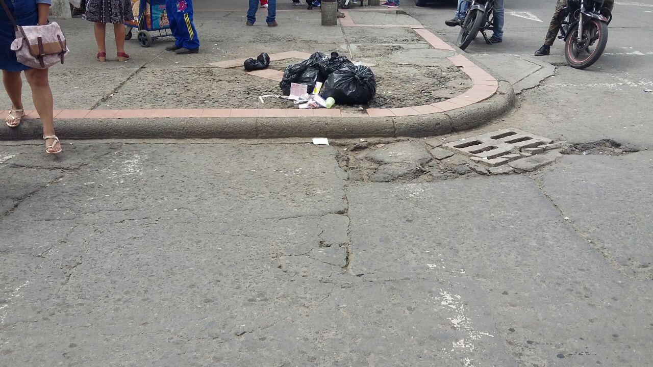Esquina del centro comercial Anarcos, en donde hay que esquivar huecos y bolsas con basura. Y Serviaseo, ¿en dónde estará?