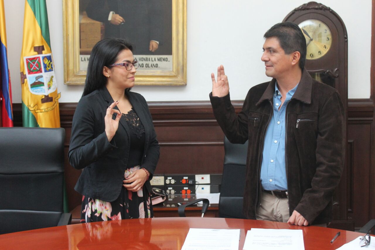 El alcalde de Popayán, César Cristian Gómez Castro, posesionó a la nueva secretaria de Gobierno y Participación Comunitaria.