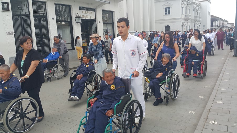 Del Hogar San Vicente, salió en silla de ruedas la mayoría de ancianos, rumbo a la Alcaldía de Popayán.