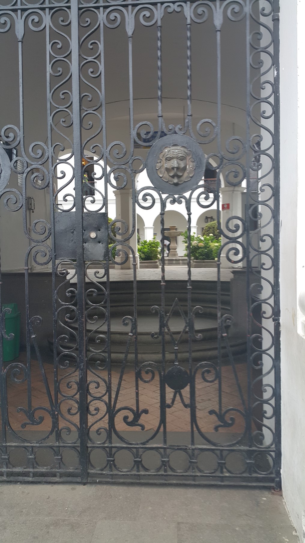 Encontraron cerradas las puertas de la Alcaldía, y así permanecieron hasta el mediodía, cuando los ancianitos regresaron al Hogar San Vicente.