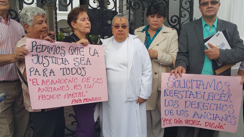 La Hermana Florinda Bueno y directivos del Hogar San Vicente, ante las puertas de la Alcaldía, a la espera de ser recibidos.