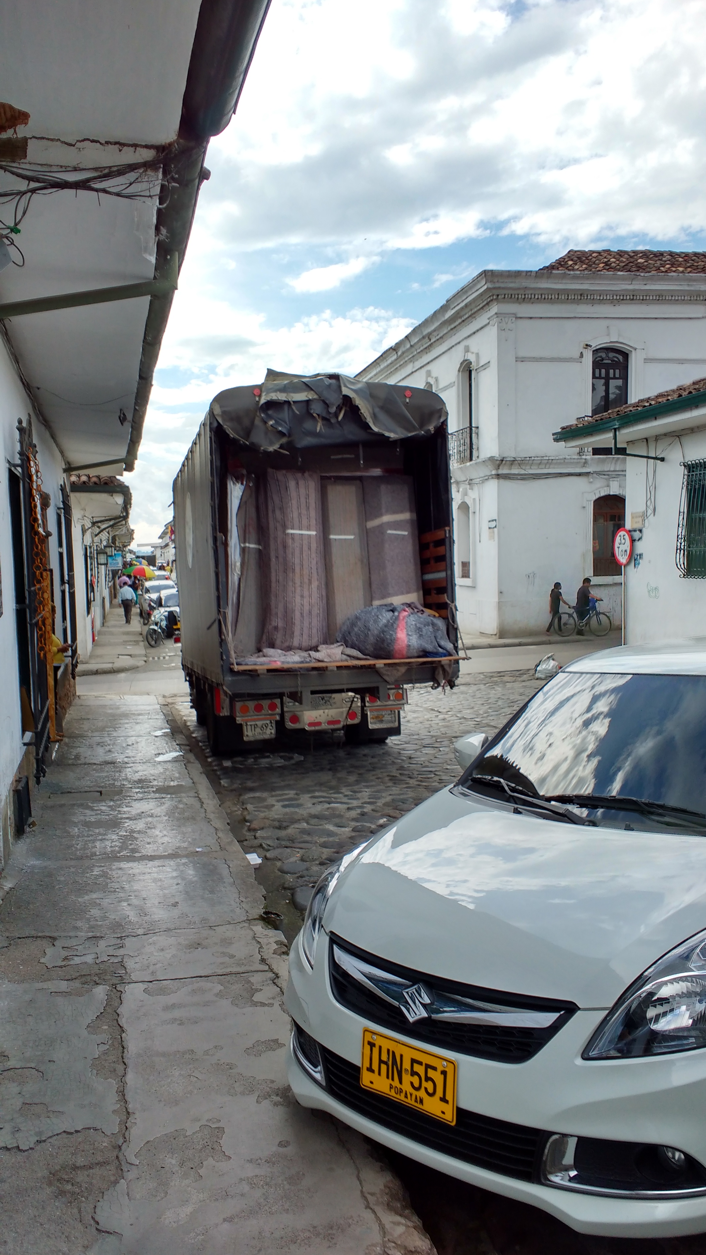El cargue y descargue de mercancías se convirtió en algo usual en la calle de La Ermita, ante la indiferencia de la Secretaría de Tránsito Municipal.