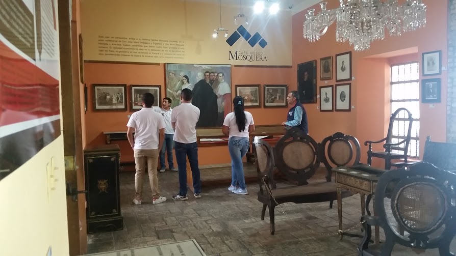 La Casa Museo Mosquera exhibe los objetos, utensilios y obras de arte colonial, pertenecientes a la familia del General Tomás Cipriano de Mosquera.