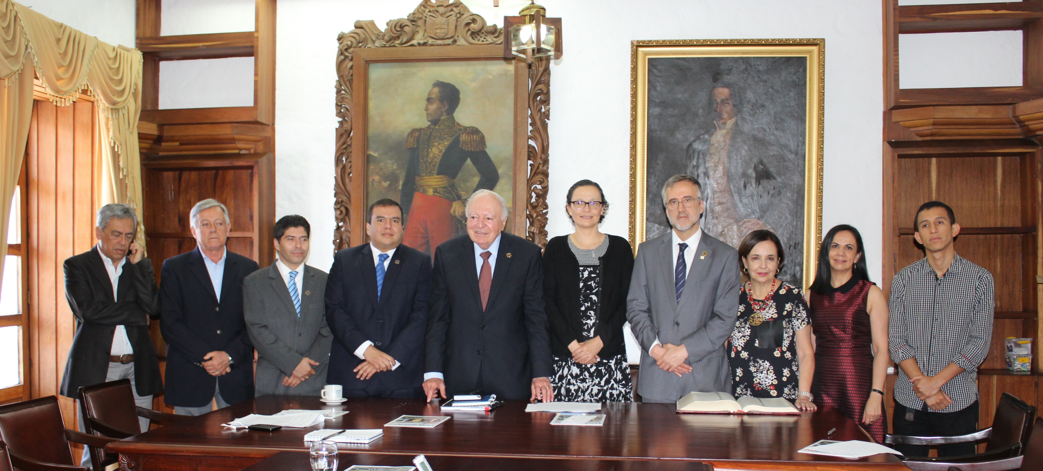 El nuevo rector de la Universidad del Cauca, posa con los miembros del Consejo Superior de la Alma Máter.