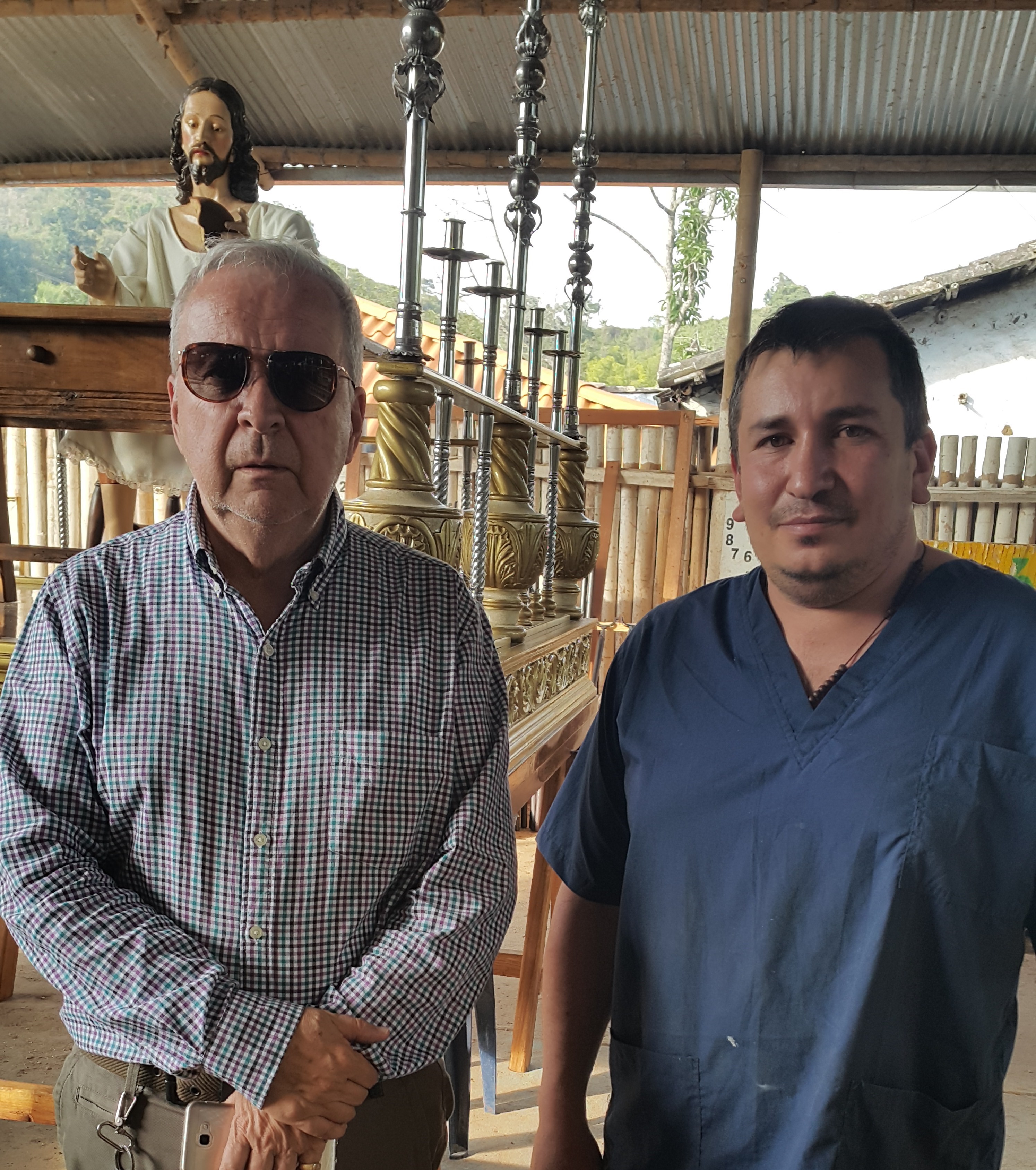 El arquitecto Luis Eduardo Ayerbe, promotor de la procesión del Lunes Santo y el maestro Rodrigo Alberto Alegría, constructor de los pasos.