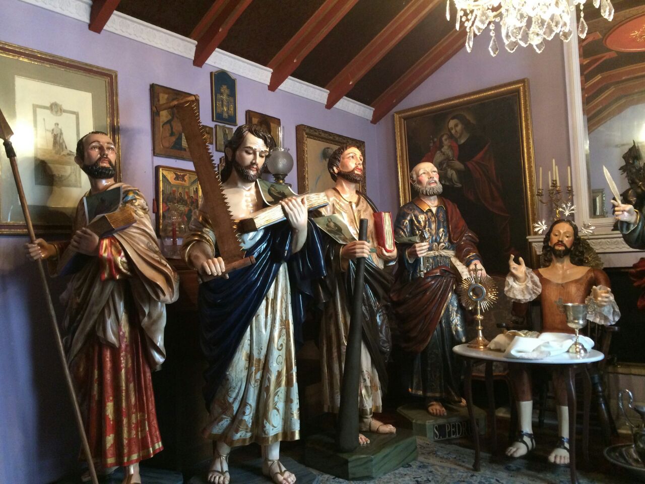 En la foto, Jesús y algunos de los apóstoles de la procesión del Lunes Santo, esculturas elaboradas por artesanos del Ecuador.